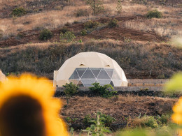 Estancia en Domo para 2 con opción de jacuzzi + cena a la carta en Finca Tres Roques + pack de bienvenida