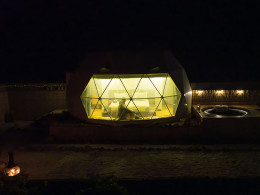 Estancia en Domo para 2 con opción de jacuzzi + cena a la carta en Finca Tres Roques + pack de bienvenida