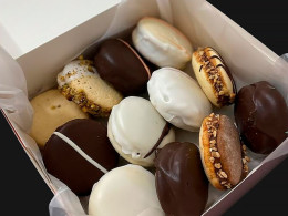 Caja de 12 alfajores de diferentes sabores en Santa Úrsula