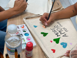 Diseña tu Tote Bag  con copa de vino o limonada + snack salados al aire libre