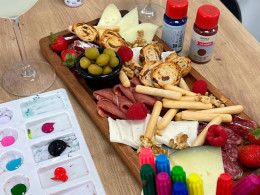 Diseña tu Tote Bag  con copa de vino o limonada + snack salados al aire libre