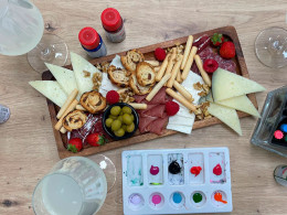 Diseña tu Tote Bag  con copa de vino o limonada + snack salados al aire libre