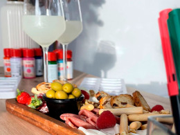 Diseña tu Tote Bag  con copa de vino o limonada + snack salados al aire libre