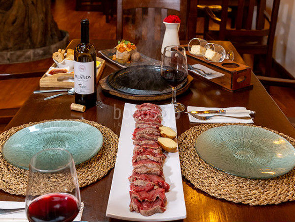 Menú para 2 con 1 Kg de entrecot o atún rojo + botella de vino en el casco histórico de la Orotava