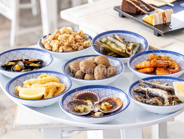 Menú con parrillada de pescado a lo grande para 2 en La Cueva de los Roques