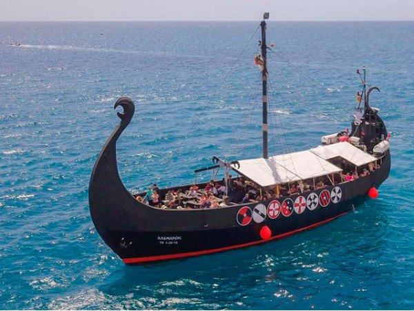 Excursión en barco vikingo con avistamiento de cetáceos + opción de espectáculo y bebidas