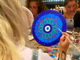 Taller de mándala con vino incluido + fotos ¡Conecta con tu creatividad!